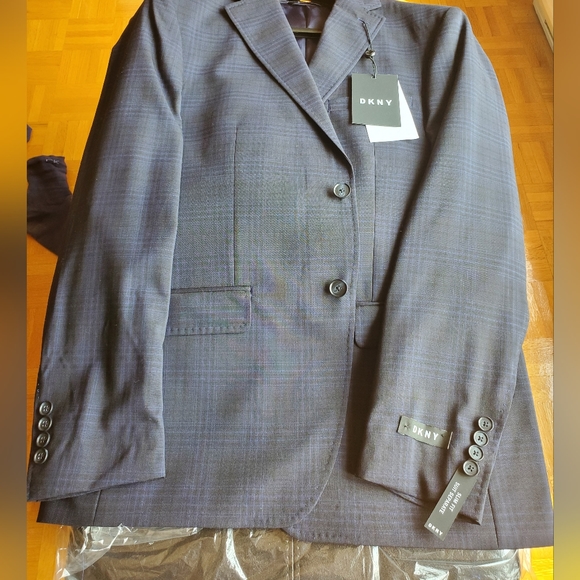 Suit - Picture 3 of 5